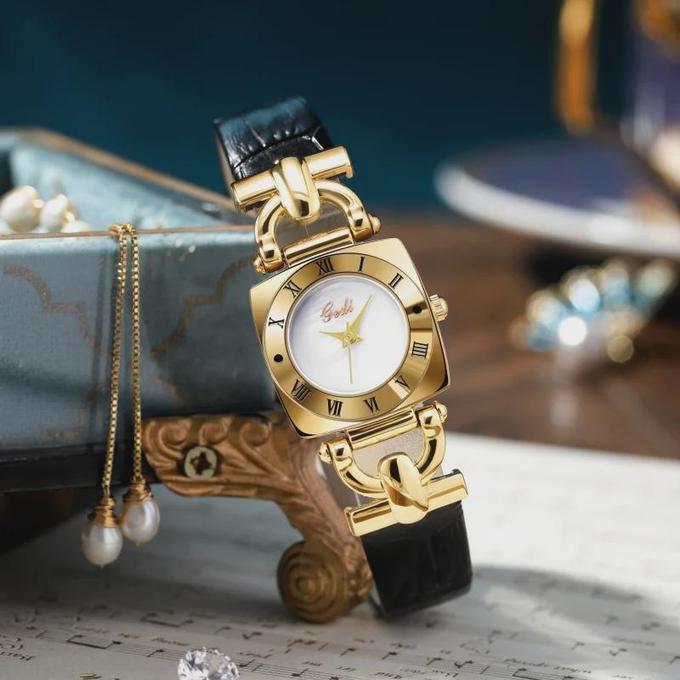 ساعة جيدي من الجلد الراقية للنساء
